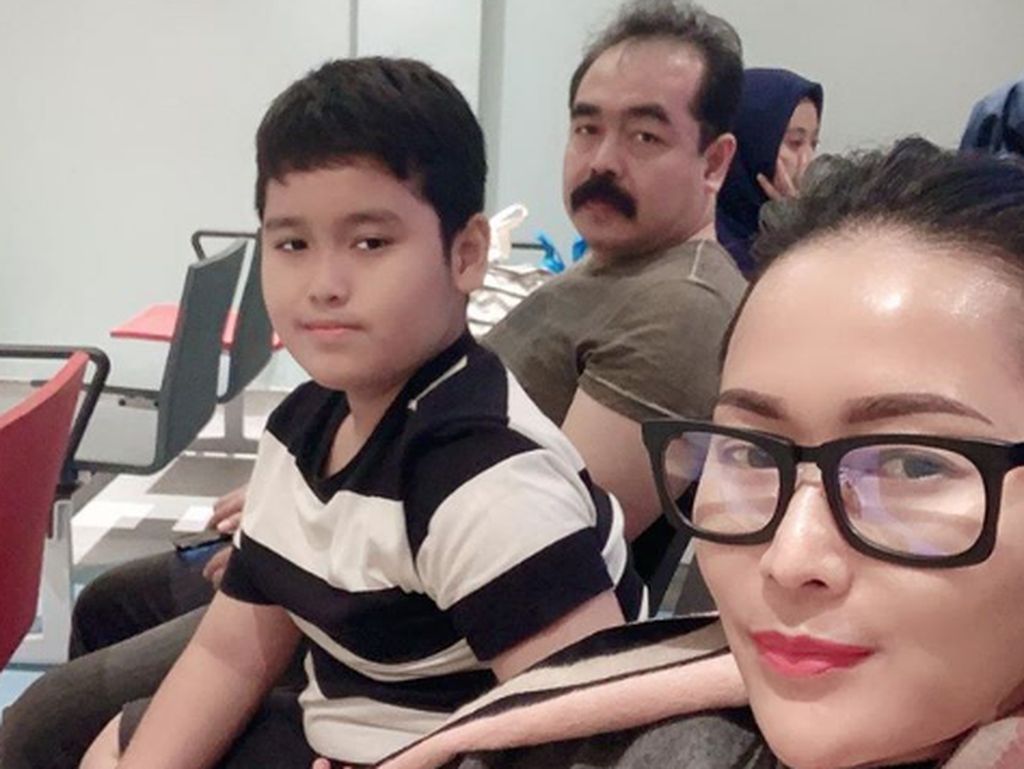 Orang Kaya Bebas! Anak Inul Daratista Sawer Karyawan Karaoke Orang Kaya Bebas! Anak Inul Daratista Sawer Karyawan Karaoke