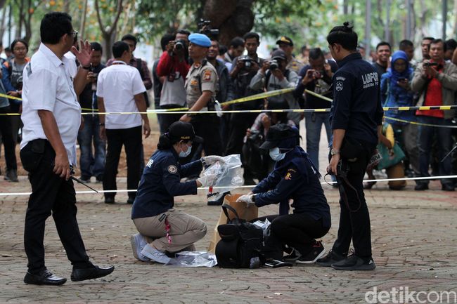 Berita Polisi Olah TKP Ledakan Granat di Monas Senin 9 Desember 2019 Berita Polisi Olah TKP Ledakan Granat di Monas Senin 9 Desember 2019