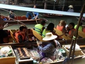 Foto: Pasar yang Tak Biasa di Thailand