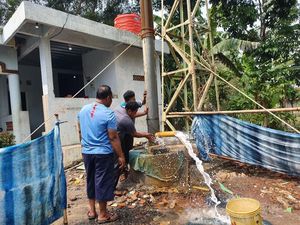 Warga Gunakan Air Asin dari Sumur Masjid Bekasi untuk Hilangkan Gatal-gatal Warga Gunakan Air Asin dari Sumur Masjid Bekasi untuk Hilangkan Gatal-gatal