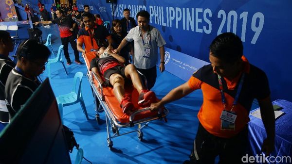 Momen Gregoria Cedera hingga Ditandu Keluar Lapangan