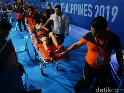 Momen Gregoria Cedera hingga Ditandu Keluar Lapangan