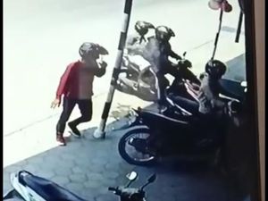 Terekam CCTV! Komplotan Maling Gasak Rp 50 Juta dalam Jok Motor