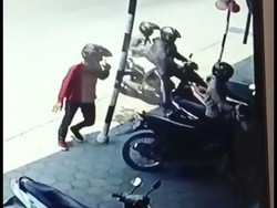 Terekam CCTV! Komplotan Maling Gasak Rp 50 Juta dalam Jok Motor