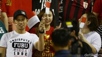 Beberapa juga membawa sejumlah atribut seperti bendera Merah Putih.