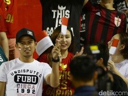 Beberapa juga membawa sejumlah atribut seperti bendera Merah Putih.