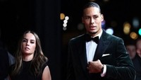 Van Dijk datang ke Ballon dOr sebagai salah satu kandidat pemenang. Dia tiba di Chatelet Theatre, Paris, Selasa (3/12/2019) dini hari WIB, ditemani istrinya, Rike Nooitgedagt. (FRANCK FIFE / AFP)