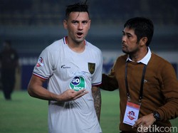 Persela mencetak dua gol lewat Rafael Gomes de Olivera di menit ke-12 serta gol bunuh diri Achmad Jufriyanto di menit 56.