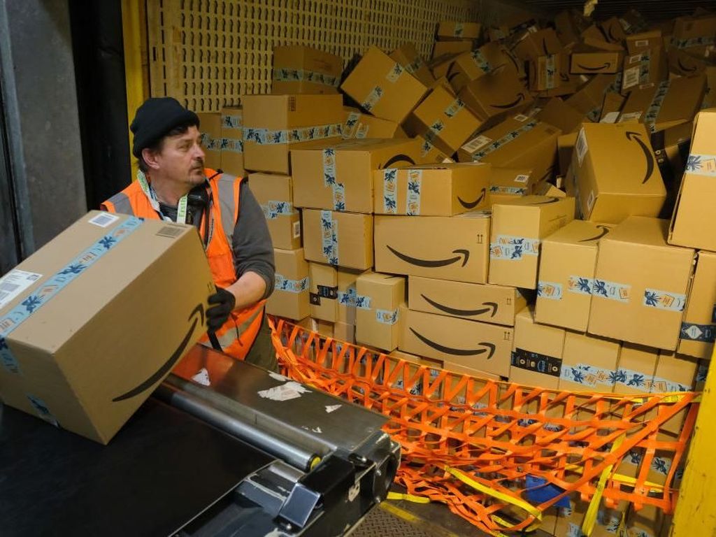 Tetap Kerja Saat Pandemi, Pegawai Amazon Dapat Bonus Rp 7 Triliun Tetap Kerja Saat Pandemi, Pegawai Amazon Dapat Bonus Rp 7 Triliun