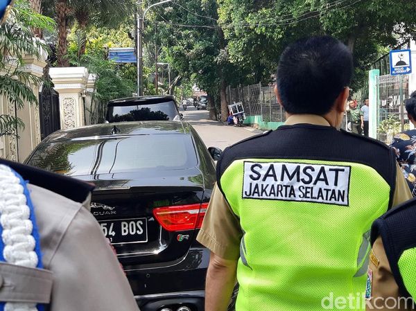 Jaguar Hingga Ferrari Nunggak Pajak, Disamperin Petugas Langsung Bayar!
