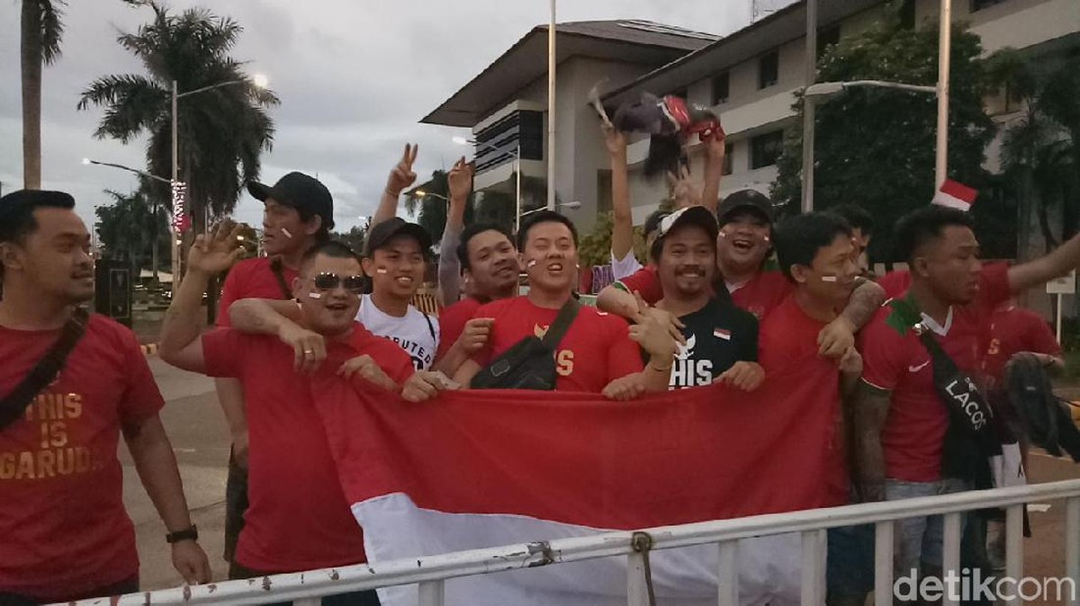 Suporter timnas Indonesia tiba di stadion untuk laga lawan Brunei. (Foto: Randy Prasatya/detikSport)