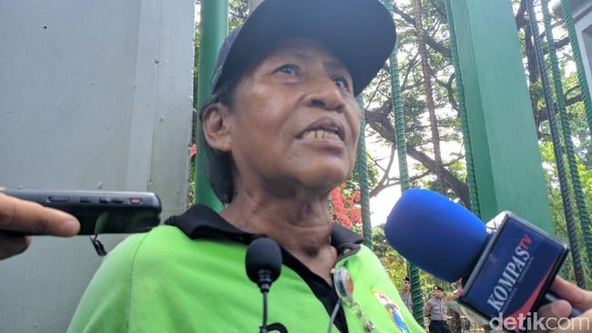 Berita Cerita Petugas Kebersihan Tetap Menyapu Usai Dengar Ledakan di Monas Minggu 15 Desember 2019 Berita Cerita Petugas Kebersihan Tetap Menyapu Usai Dengar Ledakan di Monas Minggu 15 Desember 2019
