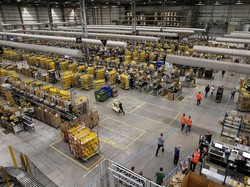 Karyawan Amazon Dipasangi Gelang untuk Jaga Jarak