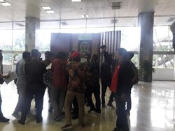 Gelar Aksi di Dalam DPR, Sejumlah Mahasiswa Diamankan Pamdal