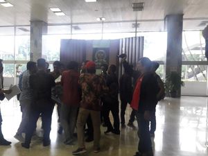 Gelar Aksi di Dalam DPR, Sejumlah Mahasiswa Diamankan Pamdal