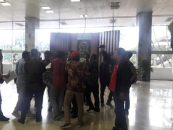 Gelar Aksi di Dalam DPR, Sejumlah Mahasiswa Diamankan Pamdal