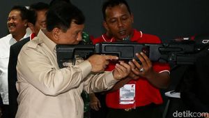Gaya Prabowo Jajal Senjata di Pameran Alutsista Kemhan