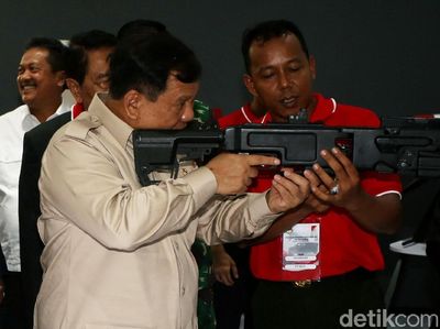Gaya Prabowo Jajal Senjata di Pameran Alutsista Kemhan