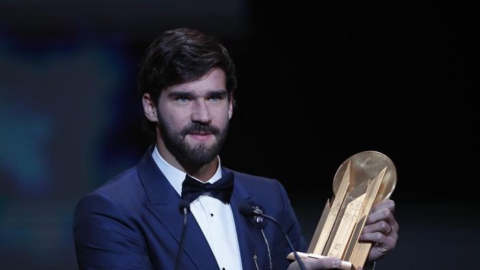 Alisson Becker dinobatkan jadi kiper terbaik dunia tahun ini (AP Photo/Francois Mori) Alisson Becker dinobatkan jadi kiper terbaik dunia tahun ini (AP Photo/Francois Mori)