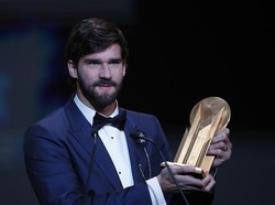 Yachine Trophy Jadi Milik Alisson
