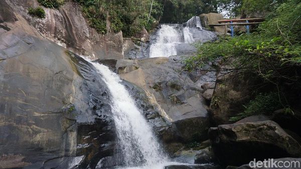 Foto: Air Terjun Cantik di Perbatasan Indonesia-Malaysia