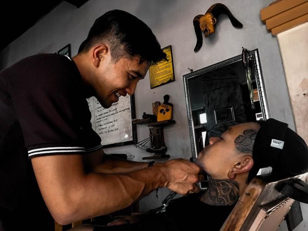 Kampung Seniman Potong Rambut dari Garut Kampung Seniman Potong Rambut dari Garut