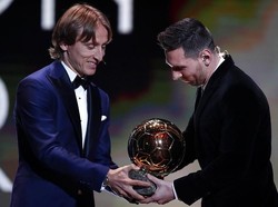 Sebagai pemenang Ballon dOr tahun lalu, Luka Modric menyerahkan trofi kepada pemenang tahun ini, Lionel Messi. Modric menyebut Messi memang layak menang.