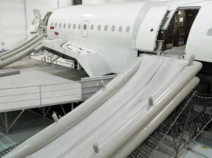 Alat Evakuasi Pesawat Lepas di Udara, Jatuh ke Halaman Rumah Alat Evakuasi Pesawat Lepas di Udara, Jatuh ke Halaman Rumah