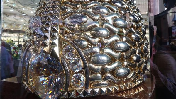 Penampakan Cincin Emas Terbesar Sedunia di Dubai