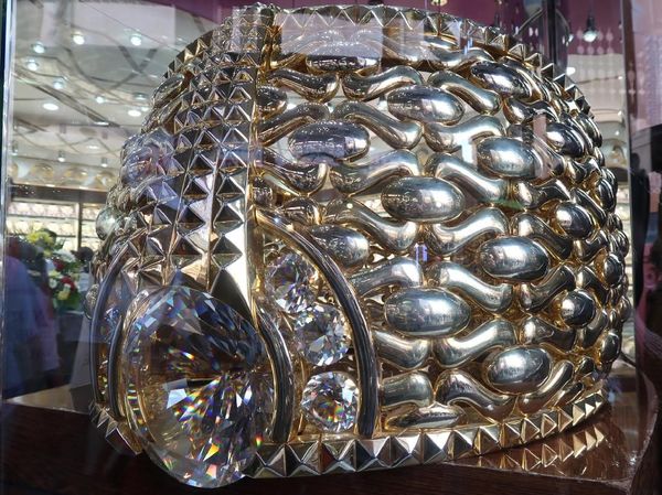 Penampakan Cincin Emas Terbesar Sedunia di Dubai