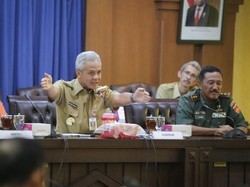 Ganjar Usul Cabut Izin Sekolah yang Gurunya Digaji di Bawah UMK