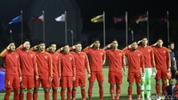 Para punggawa Garuda Muda menyanyikan lagu Indonesia Raya sebelum laga dimulai.