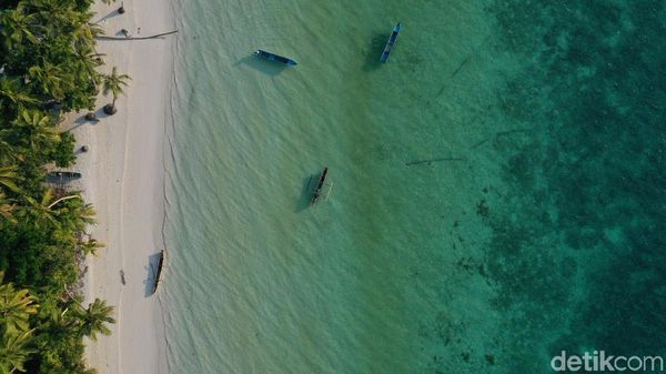 Foto Drone Pantai Ngurbloat yang Airnya Jernih Banget