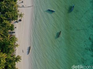 Foto Drone Pantai Ngurbloat yang Airnya Jernih Banget Foto Drone Pantai Ngurbloat yang Airnya Jernih Banget
