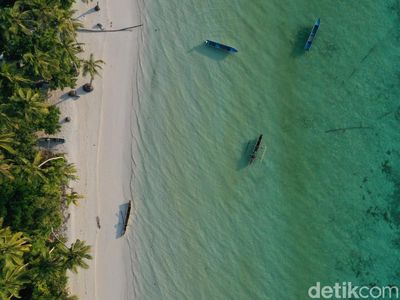 Foto Drone Pantai Ngurbloat yang Airnya Jernih Banget