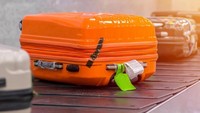 Tips Agar Koper Keluar Duluan Saat Pesawat Mendarat, Pakai Stiker Ini
