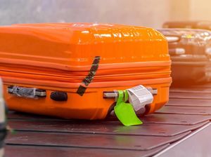Hindari Biaya Ekstra Bagasi, Traveler Patahkan Roda Koper, Penumpang Lain Bersorak Hindari Biaya Ekstra Bagasi, Traveler Patahkan Roda Koper, Penumpang Lain Bersorak
