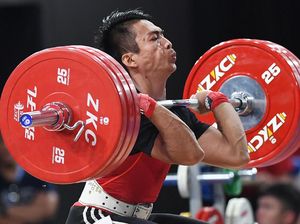 Mantap! Lifter Deni Tambah Medali Emas Indonesia