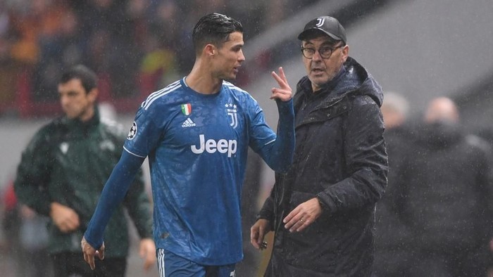 Juventus Portuguese forward Cristiano Ronaldo and Juventus Italian coach Maurizio Sarri during the UEFA Champions League group D football match between FC Lokomotiv Moscow and Juventus at Moscows RZD Arena stadium on November 6, 2019. (Photo by Kirill KUDRYAVTSEV / AFP)
