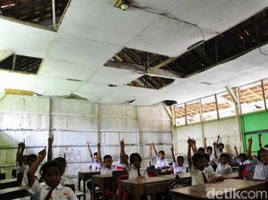 Menyedihkan, Siswa SD Ini Belajar di Kelas yang Nyaris Ambruk Menyedihkan, Siswa SD Ini Belajar di Kelas yang Nyaris Ambruk