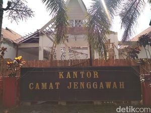 Atap Kantor Kecamatan di Jember Ambruk Timpa Pekerja Saat Direnovasi