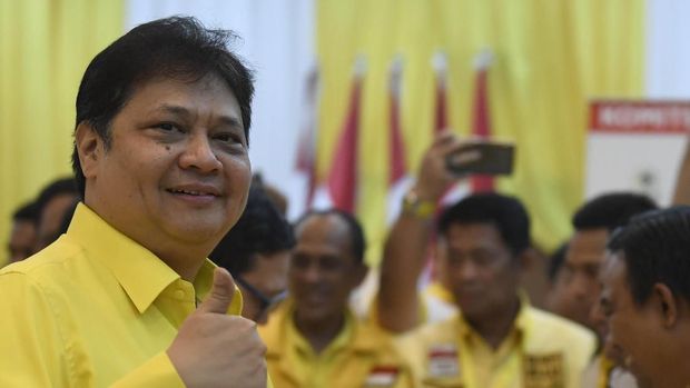 Ketua Umum Partai Golkar Airlangga Hartarto mengacungkan ibu jarinya saat menyerahkan berkas pendaftaran bakal calon ketua umum (caketum) Partai Golkar di DPP Partai Golkar, Jakarta, Senin (2/12/2019). Partai Golkar akan melaksanakan Musyawarah Nasional (Munas) pada 3 Desember 2019 dengan salah satu agendanya pemilihan ketua umum periode 2019-2024. ANTARA FOTO/Puspa Perwitasari/wsj.