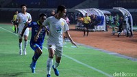 Pemain Persela tengah mengejar bola.