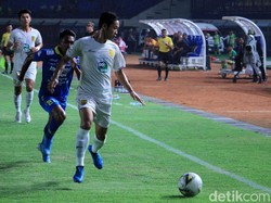 Pemain Persela tengah mengejar bola.