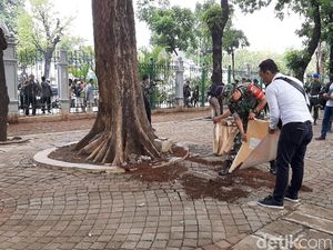Police Line di Lokasi Ledakan Granat di Monas Dibuka, Ditutup dengan Tanah Police Line di Lokasi Ledakan Granat di Monas Dibuka, Ditutup dengan Tanah