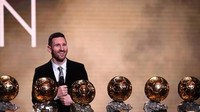 Di tahun 2019, Messi berpose dengan enam Ballon dOr miliknya setelah menambah koleksinya di tahun itu. Foto: FRANCK FIFE/AFP