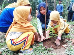 Puluhan Siswa Difabel Diajak Tanam Pohon di Lereng Gunung Arjuno