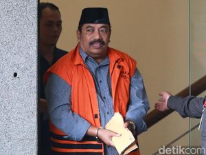 Tangan Diborgol, Carsa AS Tinggalkan Gedung KPK
