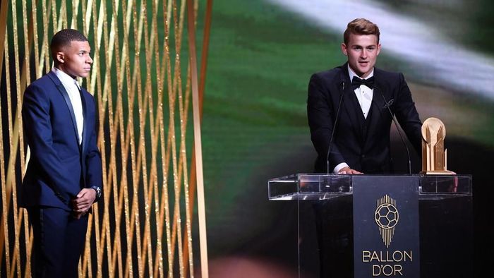 Matthijs de Ligt dinobatkan sebagai pemenang Kopa Trophy 2019 (Foto: FRANCK FIFE / AFP) Matthijs de Ligt dinobatkan sebagai pemenang Kopa Trophy 2019 (Foto: FRANCK FIFE / AFP)