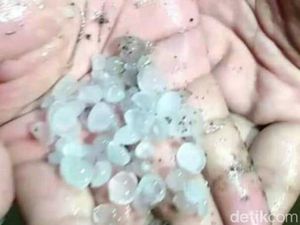 Hujan Es Rusak Ratusan Mobil di Italia